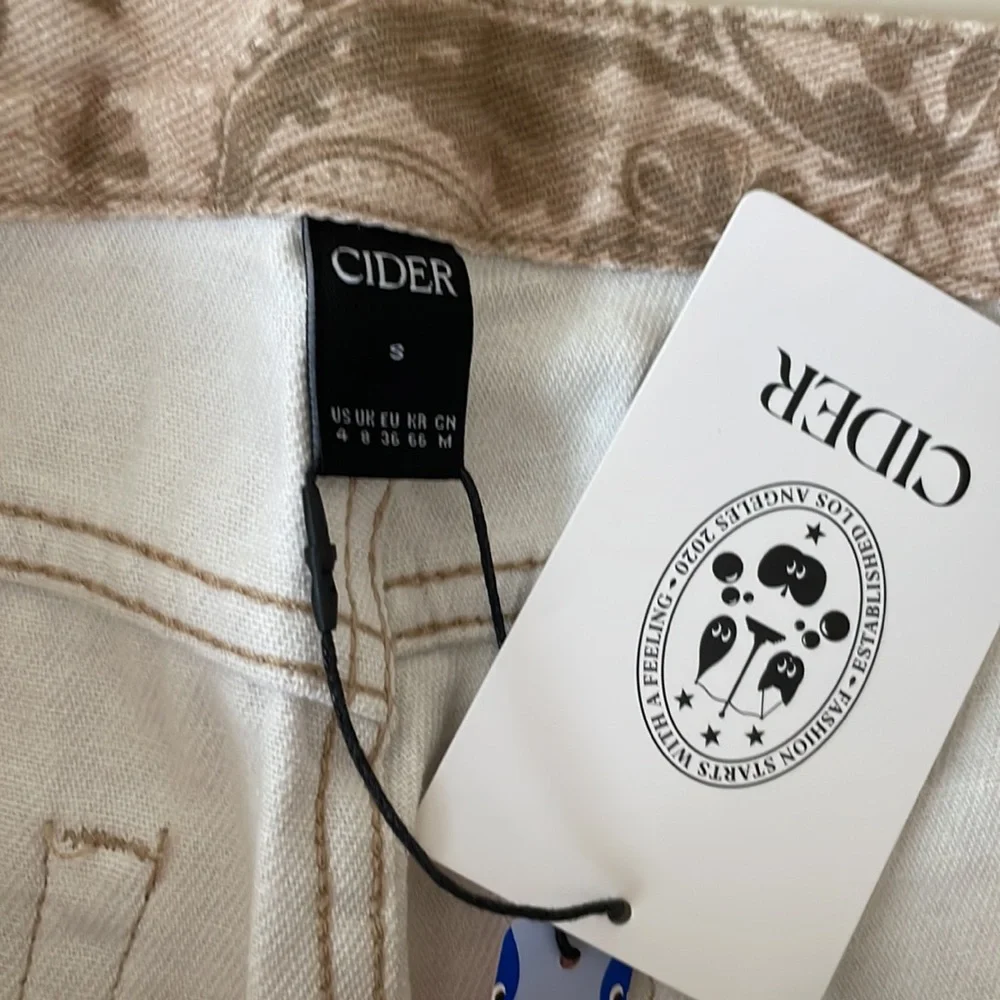 Paisley Print Beige High-Rise Jeans - Picture 5 of 5